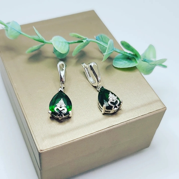 Dark Green Rhinestone earring - Picture 4 of 4
